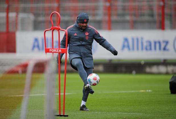 Football, Men, Season 2025 2026, FC Bayern Munich, Training Vincent Kompany, Coach FC Bayern Munich kicks a ball