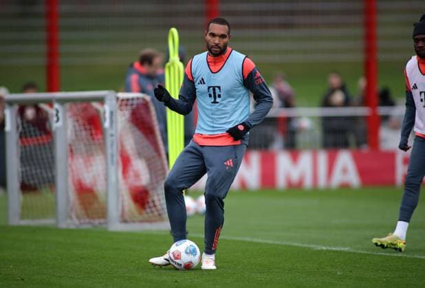 Football, Men, Season 2025 2026, FC Bayern Munich, Training Jonathan Tah FC Bayern Munich plays a ball