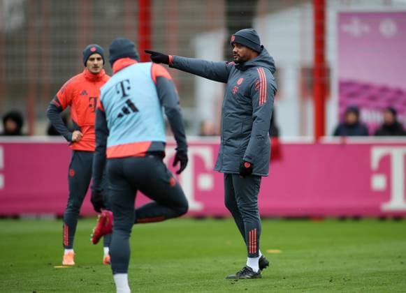 Football, Men, Season 2025 2026, FC Bayern Munich, Training Vincent Kompany, Coach FC Bayern Munich raises right arm, index finger, point, show, direction