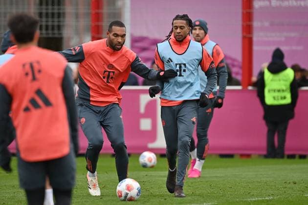 v re Michael OLISE Bayern Muenchen , action,duel against Jonathan TAH Bayern Muenchen Public training FC Bayern Muenchen on the training ground at Saebener Strasse on 20 11 2025 Soccer 1 Bundesliga,season 2025 2026