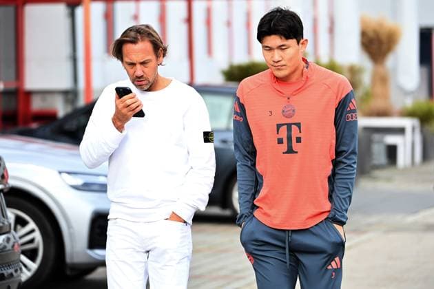 from left team doctor Dr. Peter UEBLACKER , Minjae KIM FC Bayern Muenchen , public training FC Bayern Muenchen on the training ground at Saebener Strasse on 20 11 2025 Football 1 Bundesliga,season 2025 2026