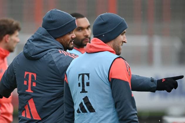 Coach Vincent KOMPANY Bayern Muenchen , gestures, gives instructions, re Harry KANE Bayern Muenchen Public training FC Bayern Muenchen at the training ground at Saebener Strasse on 20 11 2025 Soccer 1 Bundesliga,Season 2025 2026