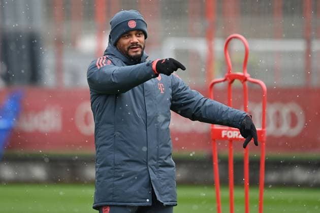 Coach Vincent KOMPANY Bayern Muenchen, gestures, gives instructions, single image, cropped single motif, half figure, half figure public training FC Bayern Muenchen on the training ground at Saebener Strasse on 20 11 2025 Soccer 1 Bundesliga, season 2025 2026