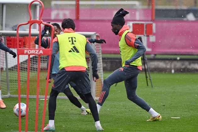 Alphonso DAVIES Bayern Muenchen on the ball, action public training FC Bayern Muenchen on the training ground at Saebener Strasse on 20 11 2025 Soccer 1 Bundesliga, season 2025 2026