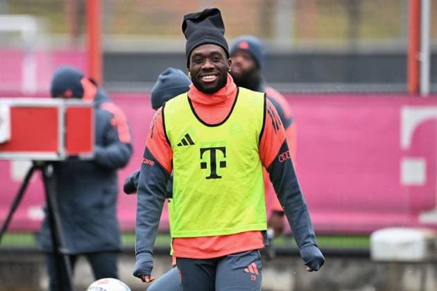 Alphonso DAVIES Bayern Muenchen , laughing,laughing,laughing,optimistic,good-humored,action,single picture,cropped single motif,half figure,half figure public training FC Bayern Muenchen on the training ground at Saebener Strasse on 20 11 2025 Football 1 Bundesliga,season 2025 2026