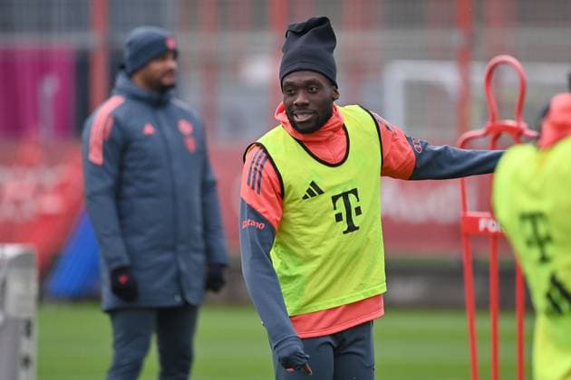 Alphonso DAVIES Bayern Muenchen , hi Coach Vincent KOMPANY Bayern Muenchen Public training FC Bayern Muenchen at the training ground at Saebener Strasse on 20 11 2025 Soccer 1 Bundesliga,Season 2025 2026