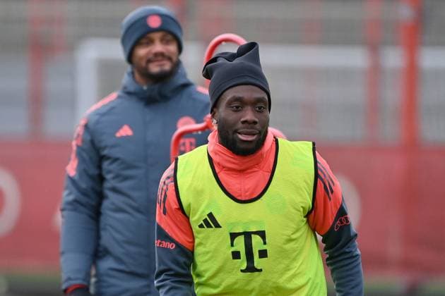 Alphonso DAVIES Bayern Muenchen , hi Coach Vincent KOMPANY Bayern Muenchen Public training FC Bayern Muenchen at the training ground at Saebener Strasse on 20 11 2025 Soccer 1 Bundesliga,Season 2025 2026