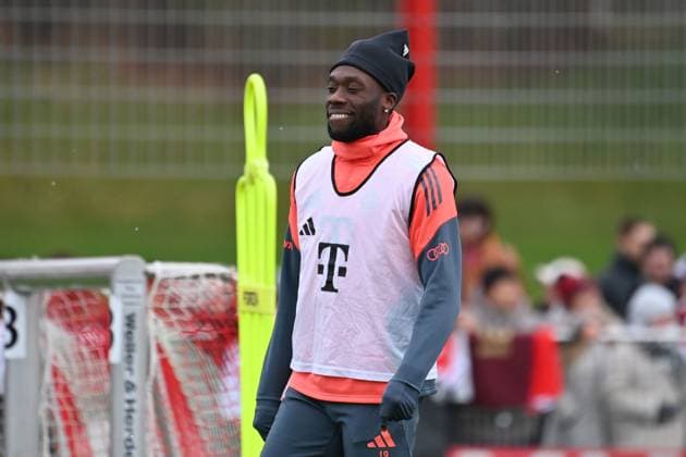 Alphonso DAVIES Bayern Muenchen, action, single image, cropped single motif, half figure, half figure public training FC Bayern Muenchen on the training ground at Saebener Strasse on 20 11 2025 Football 1 Bundesliga, season 2025 2026