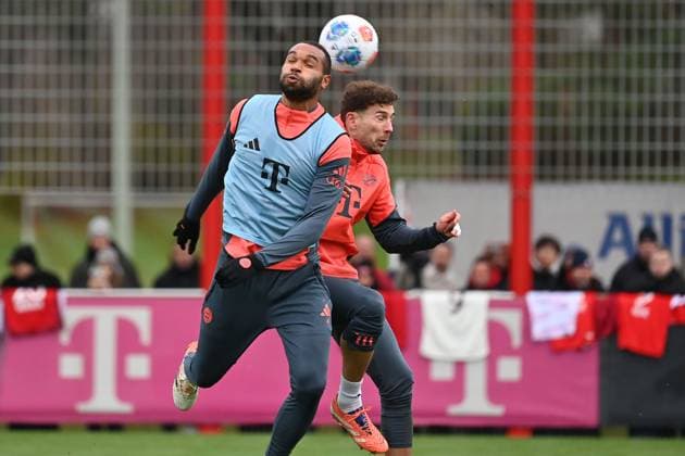 Jonathan TAH Bayern Muenchen , action,duel against Leon GORETZKA Bayern Muenchen Public training FC Bayern Muenchen on the training ground at Saebener Strasse on 20 11 2025 Soccer 1 Bundesliga,season 2025 2026