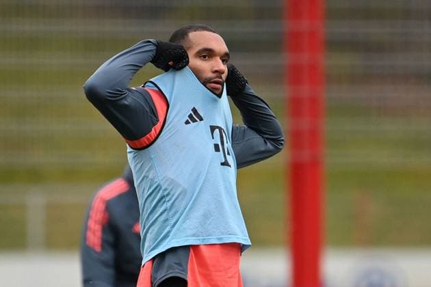 Jonathan TAH Bayern Muenchen , action,single image,cropped single motif,half figure,half figure public training FC Bayern Muenchen on the training ground at Saebener Strasse on 20 11 2025 Soccer 1 Bundesliga,season 2025 2026