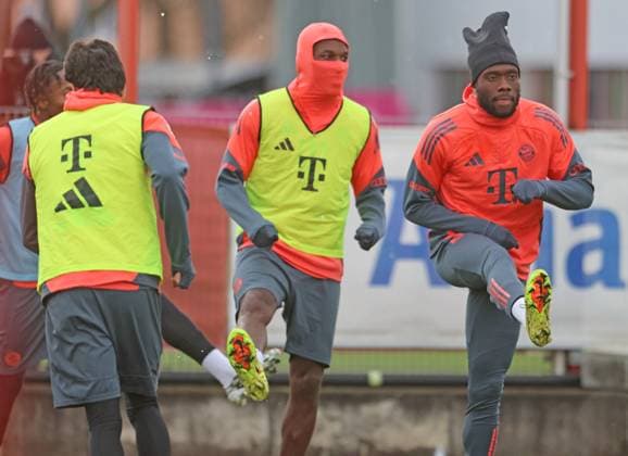 19 Alphonso Davies re and colleagues, Warmup, Portraet, Portrait, Football FC Bayern Munich training at Säbenerstrasse 20 11 2025 PHOTO Mladen Lackovic LakoPress