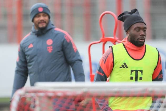 19 Alphonso Davies and coach Vincent Kompany, Portraet, Portrait, Football FC Bayern Munich training at Säbenerstrasse 20 11 2025 PHOTO Mladen Lackovic LakoPress