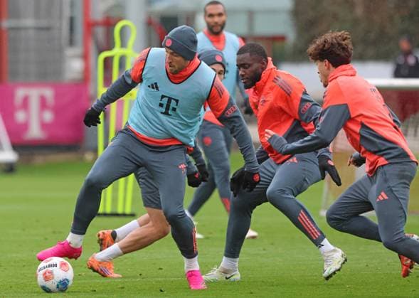 from l 9 Harry Kane, 22 Raphael Adelino Jose Guerreiro, 2 Dayot Upamecano, action, duel, soccer FC Bayern Munich training at Säbenerstrasse 20 11 2025 PHOTO Mladen Lackovic LakoPress