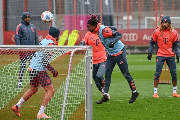 Michael OLISE Bayern Muenchen ,Action,Header public training FC Bayern Muenchen on the training ground at Saebener Strasse on 20 11 2025 Soccer 1 Bundesliga,Season 2025 2026