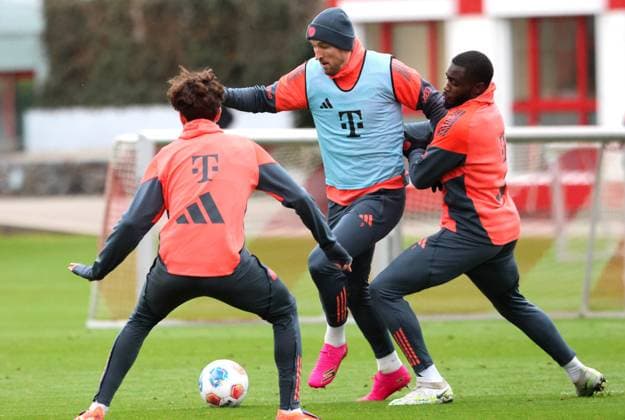 f l 9 Harry Kane, against 2 Dayot Upamecano, action, duel, soccer FC Bayern Munich training at Säbenerstrasse 20 11 2025 PHOTO Mladen Lackovic LakoPress