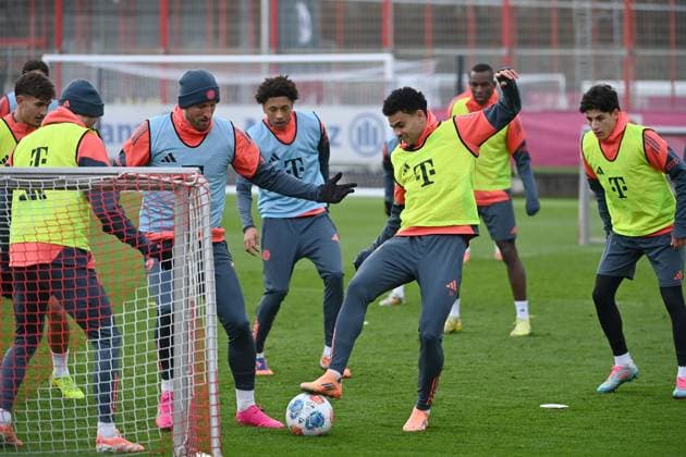 Luis DIAZ Bayern Muenchen , action,duel against Harry KANE Bayern Muenchen , public training FC Bayern Muenchen on the training ground at Saebener Strasse on 20 11 2025 Soccer 1 Bundesliga,season 2025 2026