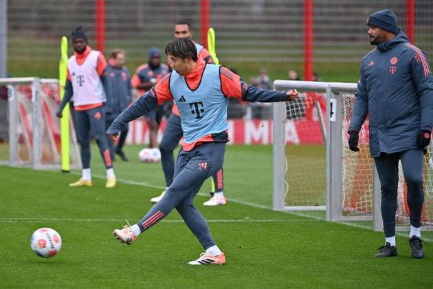 Hiroki ITO Bayern Muenchen on the ball,action, re coach Vincent KOMPANY Bayern Muenchen Public training FC Bayern Muenchen on the training ground at Saebener Strasse on 20 11 2025 Soccer 1 Bundesliga,season 2025 2026