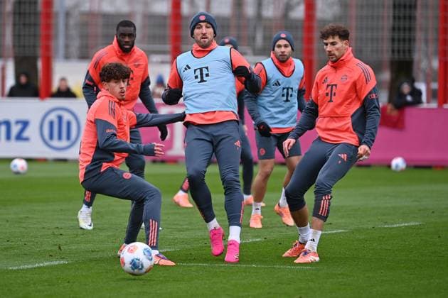 v re Harry KANE Bayern Muenchen , Harry KANE Bayern Muenchen , action,duel public training FC Bayern Muenchen on the training ground at Saebener Strasse on 20 11 2025 Soccer 1 Bundesliga,season 2025 2026