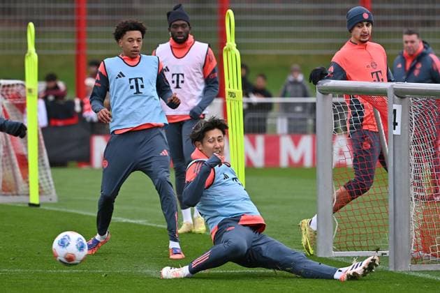 Hiroki ITO Bayern Muenchen ,Action, Graetsche hi Cassiano KIALA Bayern Muenchen ,Alphonso DAVIES Bayern Muenchen ,Aleksandar PAVLOVIC Bayern Muenchen Public training FC Bayern Muenchen on the training ground at Saebener Straße on 20 11 2025 Soccer 1 Bundesliga,Season 2025 2026