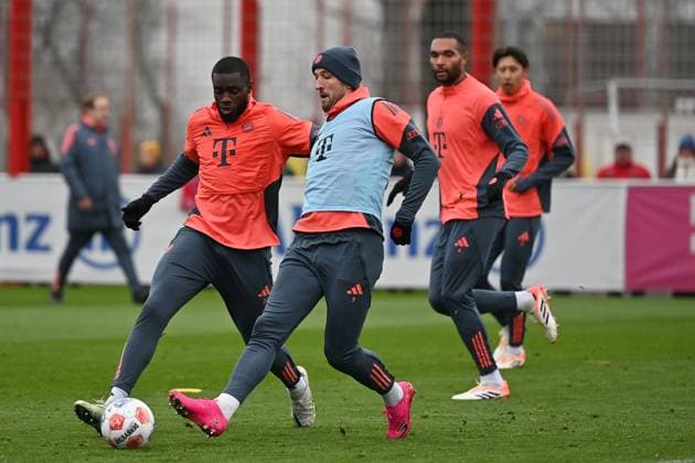 Harry KANE Bayern Muenchen , Action,duel against Jonathan TAH Bayern Muenchen Public training FC Bayern Muenchen on the training ground at Saebener Strasse on 20 11 2025 Soccer 1 Bundesliga,Season 2025 2026