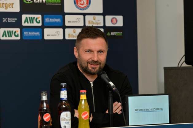 GER, Regionalliga West, Wuppertaler SV Pressekonferenz zum Spiel 20 11 2025,Wuppertal ,Stadion am Zoo, GER, Regionalliga West, Wuppertaler SV Pressekonferenz zum Spiel DFB Regionalliga West regulations prohibit any use of photographs as image sequences and or quasi video im Bild lacht Trainer Sebastian Tyrala Wuppertaler SV bei der WSV PK NordphotoxGmbHx xFreund nph00018