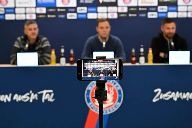 GER, Regionalliga West, Wuppertaler SV Pressekonferenz zum Spiel 20 11 2025,Wuppertal ,Stadion am Zoo, GER, Regionalliga West, Wuppertaler SV Pressekonferenz zum Spiel DFB Regionalliga West regulations prohibit any use of photographs as image sequences and or quasi video im Bild die WSV PK im Handy NordphotoxGmbHx xFreund nph00018