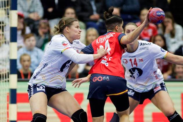 Posten Cup Norway Spain Sotra 20251120 Norway s Maren Nyland Aardahl left and Kristine Breistol, and Spain s Alicia Fernandez during the handball match between Norway and Spain during the Posten Cup in Sotra Arena Photo Paul S Amundsen NTB Sotra Norway EDITORIAL USE ONLY RESTRICTED USE FOR BETTING COMPANIES  Copyright: xPaulxS.xAmundsenx xNTBx