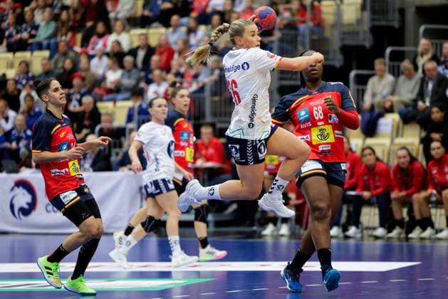Posten Cup Norway Spain Sotra 20251120 Norway s Emilie Hovden and Spain s Lyndie Tchaptchet during the handball match between Norway and Spain during the Posten Cup in Sotra Arena Photo Paul S Amundsen NTB Sotra Norway EDITORIAL USE ONLY RESTRICTED USE FOR BETTING COMPANIES  Copyright: xPaulxS.xAmundsenx xNTBx