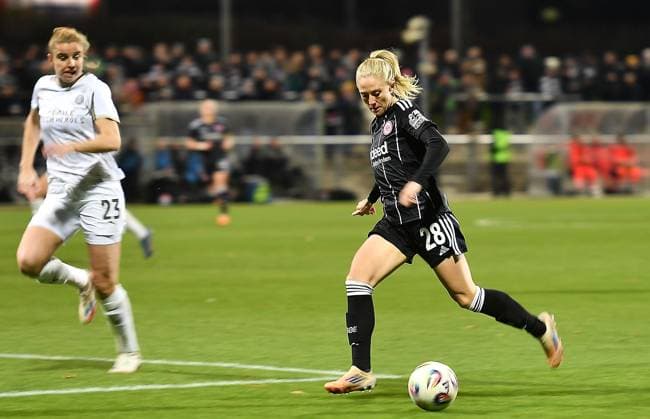 20 11 2025, xhbx, Football UEFA Women EuropaCup, Eintracht Frankfurt Women PSV Eindhoven v l Myrthe Moorrees PSV Endhoven , Rebecka Blomqvist Eintracht Frankfurt Women DFL DFB REGULATIONS PROHIBIT ANY USE OF PHOTOGRAPHS as IMAGE SEQUENCES and or QUASI VIDEO Frankfurt