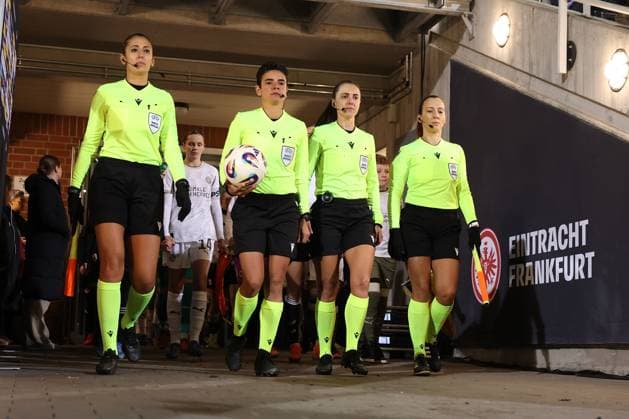 2025 11 20 xJFx Qualifying round UEFA Women™s Europa Cup 2025 2026 Round of 16 second leg Eintracht Frankfurt PSV Eindhoven v l , team around referee Catarina Campos POR runs in DFL DFB REGULATIONS PROHIBIT ANY USE OF PHOTOGRAPHS as IMAGE SEQUENCES and or QUASI VIDEO Copyright: JoaquimxFerreira