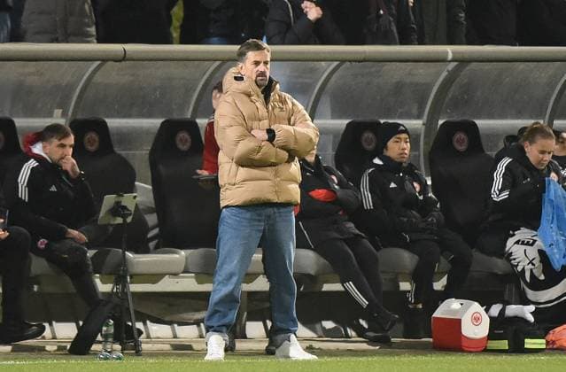 20 11 2025, xhbx, Football UEFA Women EuropaCup, Eintracht Frankfurt Women PSV Eindhoven v l Coach Niko Arnautis Eintracht Frankfurt Women DFL DFB REGULATIONS PROHIBIT ANY USE OF PHOTOGRAPHS as IMAGE SEQUENCES and or QUASI VIDEO Frankfurt