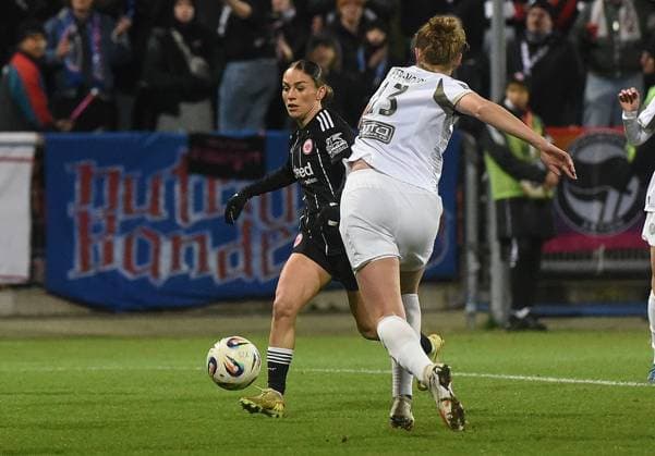 20 11 2025, xhbx, Football UEFA Women EuropaCup, Eintracht Frankfurt Women PSV Eindhoven v l Ereleta Memeti Eintracht Frankfurt Women , Myrthe Moorrees PSV Endhoven DFL DFB REGULATIONS PROHIBIT ANY USE OF PHOTOGRAPHS as IMAGE SEQUENCES and or QUASI VIDEO Frankfurt