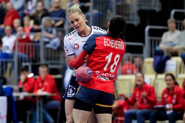 Posten Cup Norway Spain Sotra 20251120 Norway s Veronica Kristiansen and Spain s Maitane Etxeberria during the handball match between Norway and Spain during the Posten Cup in Sotra Arena Photo Paul S Amundsen NTB Sotra Norway EDITORIAL USE ONLY RESTRICTED USE FOR BETTING COMPANIES  Copyright: xPaulxS.xAmundsenx xNTBx