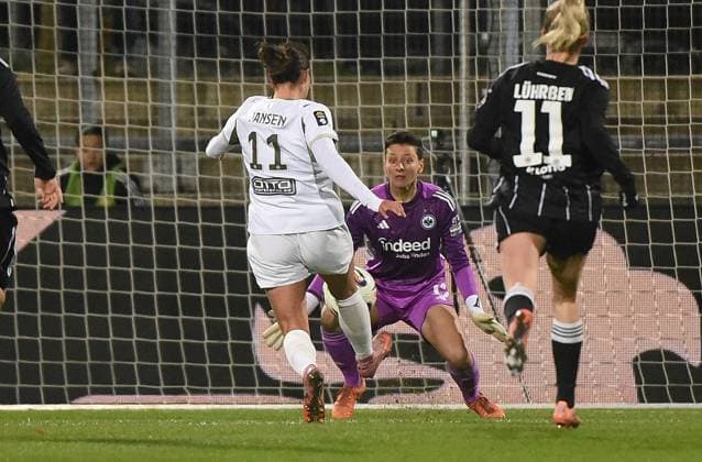 20 11 2025, xhbx, Football UEFA Women EuropaCup, Eintracht Frankfurt Women PSV Eindhoven v l Renate Jansen PSV Endhoven , Lina Altenburg Eintracht Frankfurt Women , Nina Lührßen Eintracht Frankfurt Women DFL DFB REGULATIONS PROHIBIT ANY USE OF PHOTOGRAPHS as IMAGE SEQUENCES and or QUASI VIDEO Frankfurt