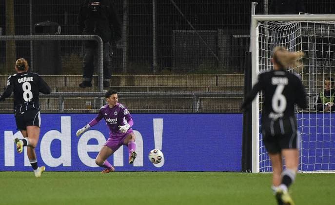 20 11 2025, xhbx, Football UEFA Women EuropaCup, Eintracht Frankfurt Women PSV Eindhoven v l Goal scored, Goal to 0 1 by Liz Rijsbergen PSV Endhoven , Lina Altenburg Eintracht Frankfurt Women cannot hold the ball DFL DFB REGULATIONS PROHIBIT ANY USE OF PHOTOGRAPHS as IMAGE SEQUENCES and or QUASI VIDEO Frankfurt