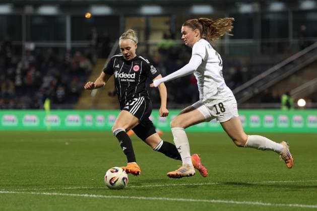 2025 11 20 xJFx Qualifying round UEFA Women™s Europa Cup 2025 2026 Round of 16 second leg Eintracht Frankfurt PSV Eindhoven v l , Pia Sophie Wolter Eintracht Frankfurt , Liz Rijsbergen PSV Eindhoven Zweikampf, Action, Aktion, Battles for the Ball DFL DFB REGULATIONS PROHIBIT ANY USE OF PHOTOGRAPHS as IMAGE SEQUENCES and or QUASI VIDEO Copyright: JoaquimxFerreira