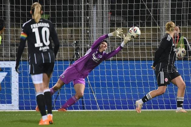 20 11 2025, xhbx, Football UEFA Women EuropaCup, Eintracht Frankfurt Women PSV Eindhoven v l Lina Altenburg Eintracht Frankfurt Women DFL DFB REGULATIONS PROHIBIT ANY USE OF PHOTOGRAPHS as IMAGE SEQUENCES and or QUASI VIDEO Frankfurt