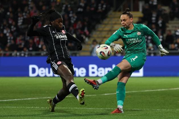 2025 11 20 xJFx Qualifying round UEFA Women™s Europa Cup 2025 2026 Round of 16 second leg Eintracht Frankfurt PSV Eindhoven v l , Nicole Anyomi Eintracht Frankfurt , Goalkeeper Nicky Evrard PSV Eindhoven , Duel, Action, Action, Battles for the Ball DFL DFB REGULATIONS PROHIBIT ANY USE OF PHOTOGRAPHS as IMAGE SEQUENCES and or QUASI VIDEO Copyright: JoaquimxFerreira