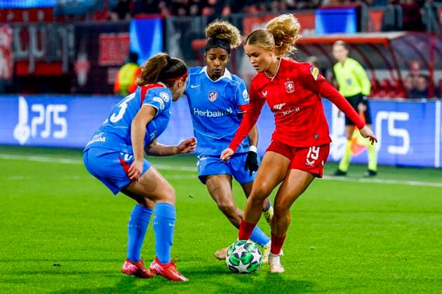 Sophie Proost of FC Twente dribbles with the ball under pressure from Alexia Fernandez of Atletico Madrid FC Twente v Club Atletico de Madrid, UEFA Women s Champions League 2025 26 League Phase MD4, FC Twente v Club Atletico de Madrid, FC Twente Stadion, November 20, 2025, Enschede, Netherlands.