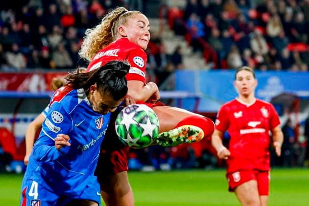 Lauren of Atletico Madrid and Danique van Ginkel of FC Twente battle for the ball FC Twente v Club Atletico de Madrid, UEFA Women s Champions League 2025 26 League Phase MD4, FC Twente v Club Atletico de Madrid, FC Twente Stadion, November 20, 2025, Enschede, Netherlands.