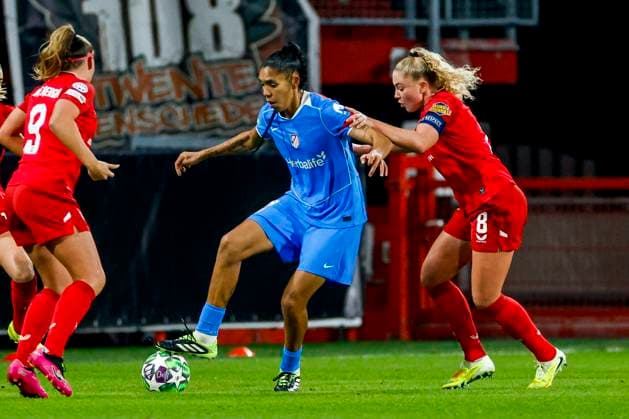 Gabriela Garcia of Atletico Madrid and Danique van Ginkel of FC Twente battle for the ball FC Twente v Club Atletico de Madrid, UEFA Women s Champions League 2025 26 League Phase MD4, FC Twente v Club Atletico de Madrid, FC Twente Stadion, November 20, 2025, Enschede, Netherlands.