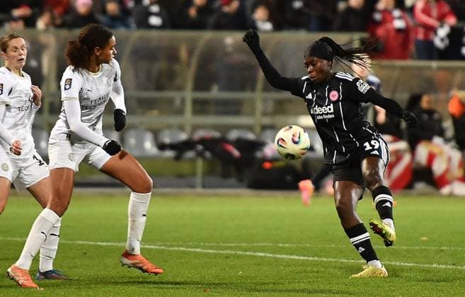 20 11 2025, xhbx, Football UEFA Women EuropaCup, Eintracht Frankfurt Women PSV Eindhoven v l Nina Nijstad PSV Endhoven , Nicole Anyomi Eintracht Frankfurt Women DFL DFB REGULATIONS PROHIBIT ANY USE OF PHOTOGRAPHS as IMAGE SEQUENCES and or QUASI VIDEO Frankfurt