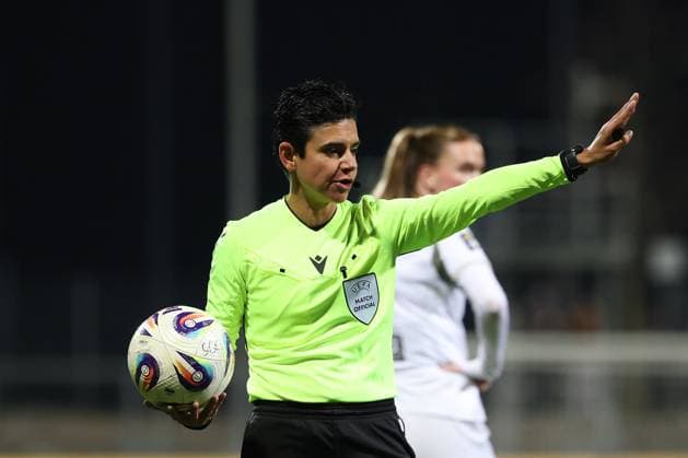2025 11 20 xJFx Qualifying round UEFA Women™s Europa Cup 2025 2026 Round of 16 second leg Eintracht Frankfurt PSV Eindhoven v l , referee Catarina Campos POR gives instructions, gesticulates, gesticulate with arms gives instructions, gesticulate DFL DFB REGULATIONS PROHIBIT ANY USE OF PHOTOGRAPHS as IMAGE SEQUENCES and or QUASI VIDEO Copyright: JoaquimxFerreira