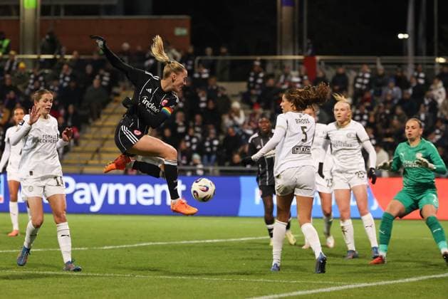 2025 11 20 xJFx Qualifying round UEFA Women™s Europa Cup 2025 2026 Round of 16 second leg Eintracht Frankfurt PSV Eindhoven v l , Laura Freigang Eintracht Frankfurt in action, in action, , Goalkeeper Nicky Evrard PSV Eindhoven DFL DFB REGULATIONS PROHIBIT ANY USE OF PHOTOGRAPHS as IMAGE SEQUENCES and or QUASI VIDEO Copyright: JoaquimxFerreira