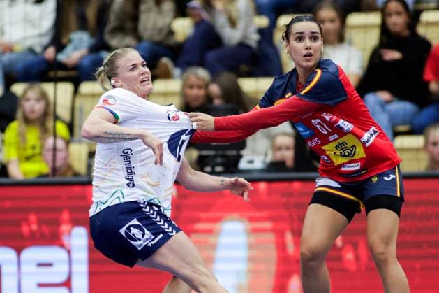 Posten Cup Norway Spain Sotra 20251120 Norway s Veronica Kristiansen and Spain s Elba Ãlvarez during the handball match between Norway and Spain during the Posten Cup in Sotra Arena Photo Paul S Amundsen NTB Sotra Norway EDITORIAL USE ONLY RESTRICTED USE FOR BETTING COMPANIES  Copyright: xPaulxS.xAmundsenx xNTBx