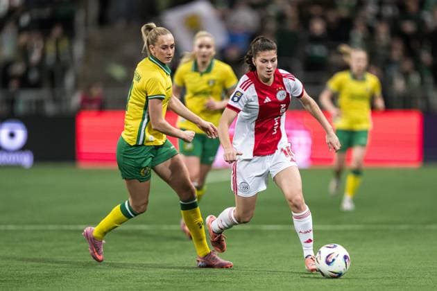 251120 Ellen Wangerheim of Hammarby and Danique Noordman of Ajax during the UEFA Women s Europa Cup football match between Hammarby and Ajax on November 20, 2025 in Stockholm Photo Emma Wallskog BILDBYRAN COP 320 EW0590 fotboll football soccer fotball europa cup hammarby ajax uefa womens europa cup dam bbeng bbauto  Copyright: EMMAxWALLSKOG BB251120EW028