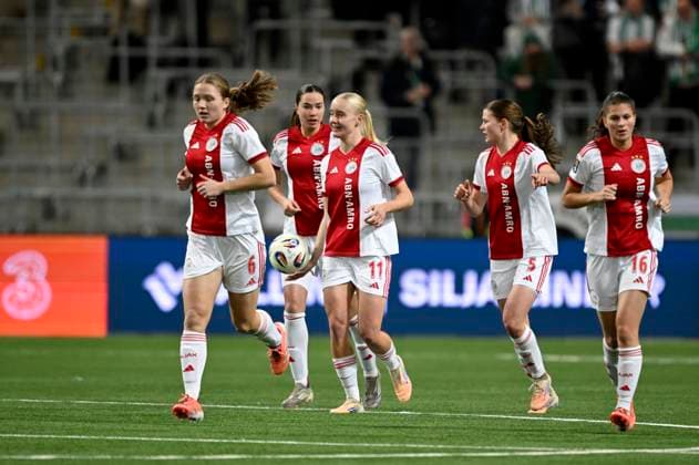 STOCKHOLM, SWEDEN 20251120 Ajax Jonna van de Velde, Bo van Egmond, Renee van Asten and Danique Noordman celebrate after goal 0 1 by 10 Joëlle Smits during the Uefa Women s Europa Cup qualifier football match between Hammarby IF and AFC Ajax at Stockholm Arena 3Arena in Stockholm, Sweden November 20, 2025 STOCKHOLM SWEDEN x10050x  Copyright: xPontusxLundahl TTx EUROPA CUP QUALIFIER HAMMARBY-AJAX