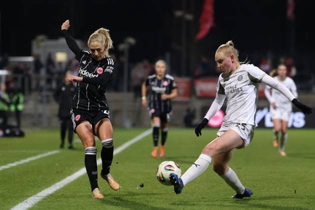 2025 11 20 xJFx Qualifying round UEFA Women™s Europa Cup 2025 2026 Round of 16 second leg Eintracht Frankfurt PSV Eindhoven v l , Rebecka Blomqvist Eintracht Frankfurt , Emma Frijns PSV Eindhoven , Zweikampf, Action, Aktion, Battles for the Ball DFL DFB REGULATIONS PROHIBIT ANY USE OF PHOTOGRAPHS as IMAGE SEQUENCES and or QUASI VIDEO Copyright: JoaquimxFerreira