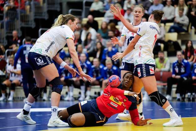 Posten Cup Norway Spain Sotra 20251120 Norway s Kristine Breistol left during the handball match between Norway and Spain during the Posten Cup in Sotra Arena Photo Paul S Amundsen NTB Sotra Norway EDITORIAL USE ONLY RESTRICTED USE FOR BETTING COMPANIES  Copyright: xPaulxS.xAmundsenx xNTBx