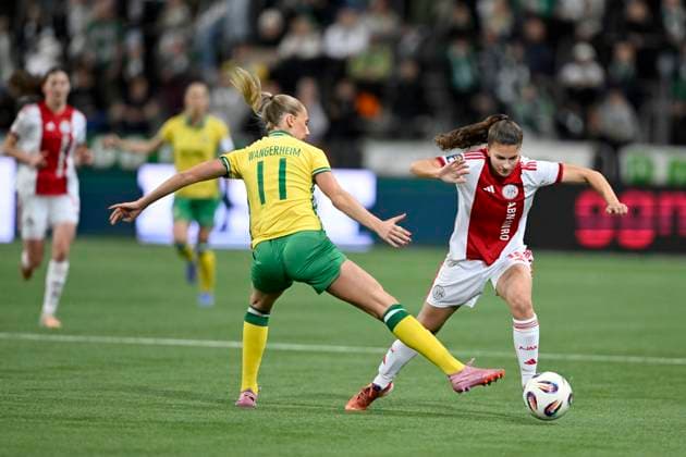 STOCKHOLM, SWEDEN 20251120 Hammarbys Ellen Wangerheim against Ajaxs Danique Noordman during Thursdays Europa Cup qualifier 2 of 2 between Hammarby IF and AFC Ajax at 3Arena STOCKHOLM SWEDEN x10050x  Copyright: xPontusxLundahl TTx EUROPA CUP-KVAL HAMMARBY-AJAX